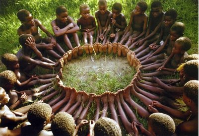  Imagem de crianças de uma tribo Africana sentadas em circulos 